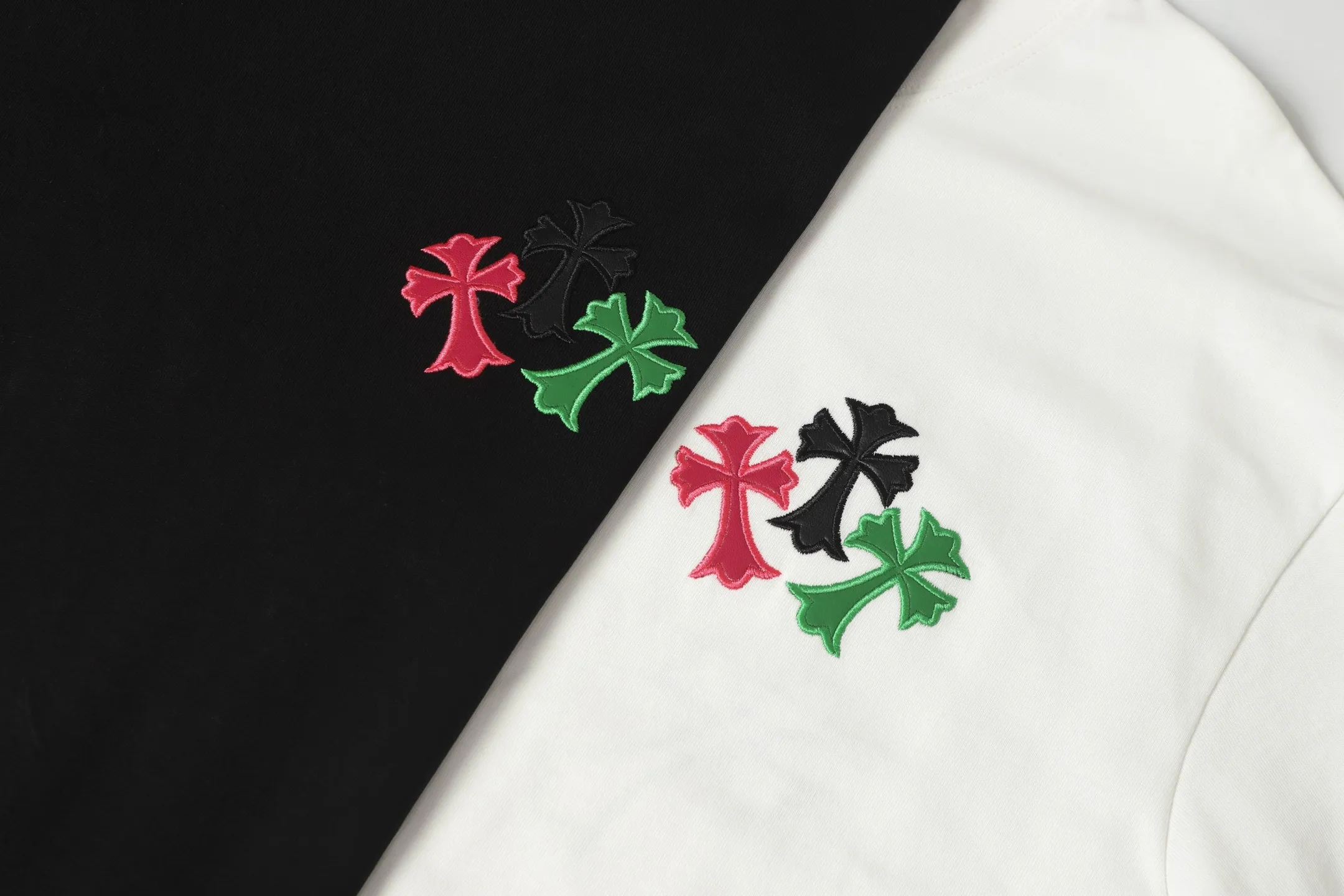 P190 Chrome Hearts CH Chrome Hearts Colorful Cross✝️Applied leather embroidered horseshoe short-sleeved T-shirt. Use imported Tajima machine embroidery. Correct configuration. Black 2025 Chrome Hearts authentic packaging. 280 grams of custom-dyed double yarn cotton. Large version. Loose and stylish. Different from lower versions, slim and long version, upper body and hips. 100% commitment: top quality. Not fast food. Highest version on the market. Top quality - different from ordinary versions on the market. If you care about quality. You must also respect the price. Absolutely zero after-sales service. The return rate so far is 0. It’s hard not to love the style. - 280g custom-dyed double yarn fabric. - Correct high-density main mark, washed tag, hand-sewn.